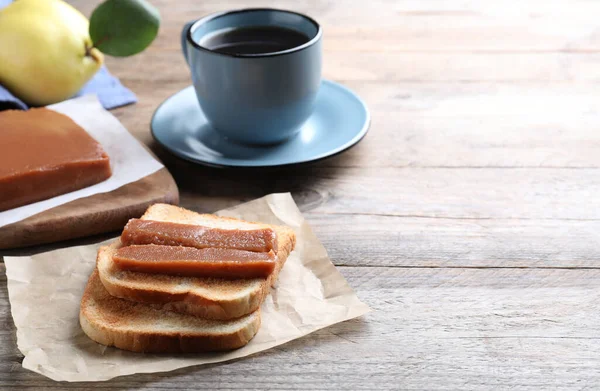 Smaklig Smörgås Med Kvitten Pasta Serveras Till Frukost Träbord Utrymme — Stockfoto