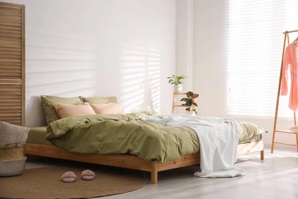 Большая Кровать Мягким Одеялом Стильном Интерьере Номера — стоковое фото