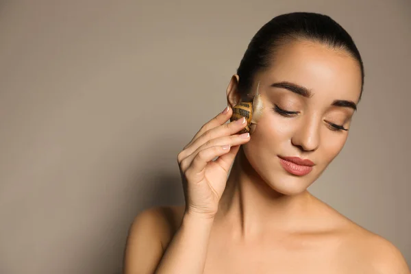 Mulher Bonita Com Caracol Rosto Contra Fundo Bege Espaço Para — Fotografia de Stock