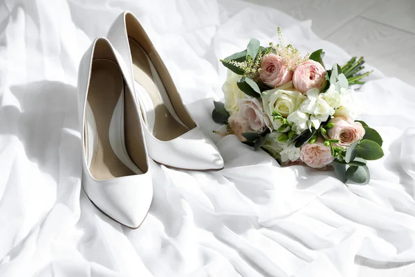 Par Zapatos Tacón Alto Boda Hermoso Ramo Tela Blanca — Foto de Stock