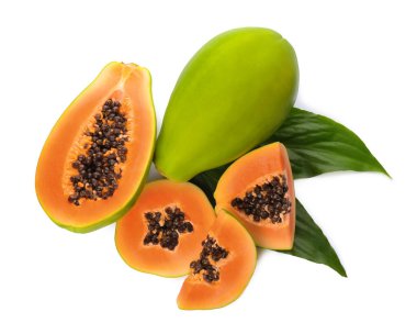 Beyaz arka planda yeşil yapraklı taze papaya meyveleri.