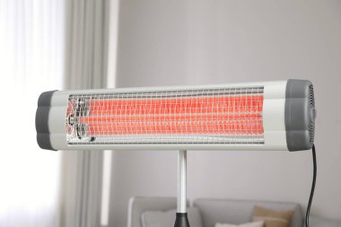 Modern elektrikli kızılötesi ısıtıcı oturma odasında