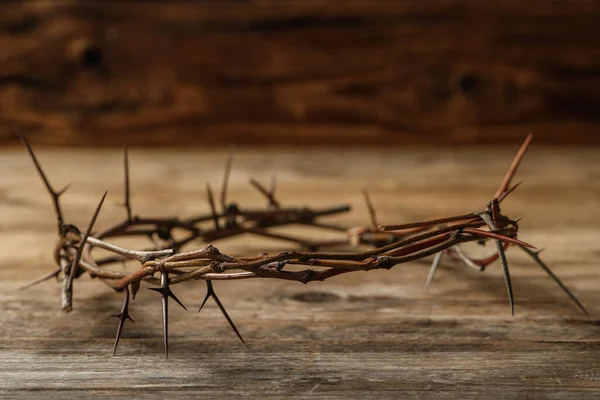 Kroon Van Doornen Houten Tafel Ruimte Voor Tekst Pasen Attribuut — Stockfoto