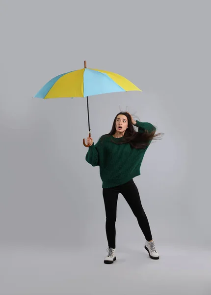 Känslomässig Kvinna Med Paraply Fångas Vindpust Grå Bakgrund — Stockfoto