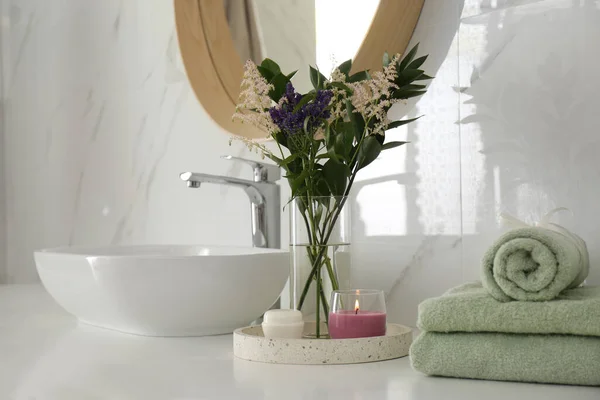 Hermosas Flores Toallas Velas Encimera Baño Decoración Interior — Foto de Stock