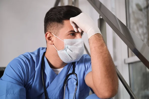 Triste Doctor Mascarilla Facial Interiores Estrés Los Trabajadores Sanitarios Durante — Foto de Stock