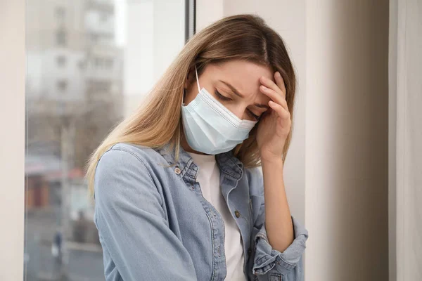보호용 마스크를 코로나 바이러스 유행병 유행하는 머물러 — 스톡 사진