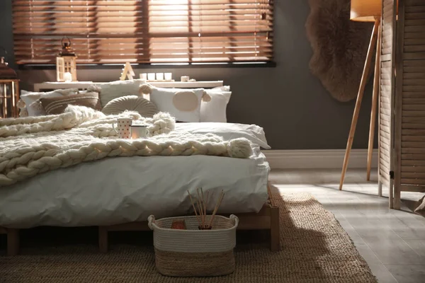 編んだ毛布とクッションと居心地の良いベッドルームのインテリア — ストック写真