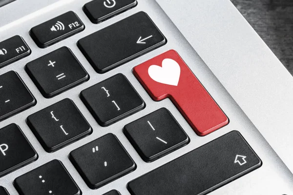 Dizüstü Bilgisayarda Aşk Düğmesi Yakın Plan Çevrimiçi Randevu Sitesi — Stok fotoğraf