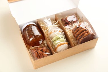 Beyaz arkaplanda kutuda ayarlanmış şık bir hediye