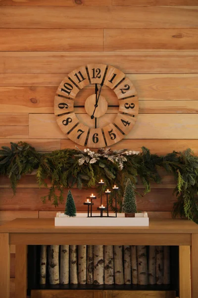 Χριστουγεννιάτικη Διακόσμηση Κονσόλα Τραπέζι Κοντά Ξύλινο Τοίχο Ρολόι Και Γιρλάντα — Φωτογραφία Αρχείου