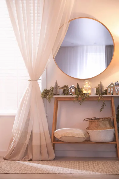 壁の近くに鏡と木製のコンソールテーブルとスタイリッシュな部屋のインテリア — ストック写真