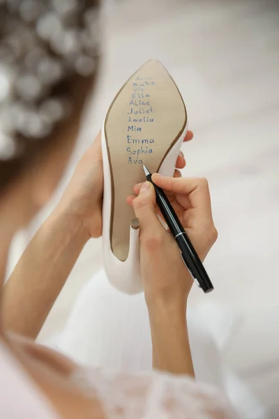 Молодая Невеста Пишет Имена Своих Одиноких Друзей Обуви Помещении Крупным — стоковое фото
