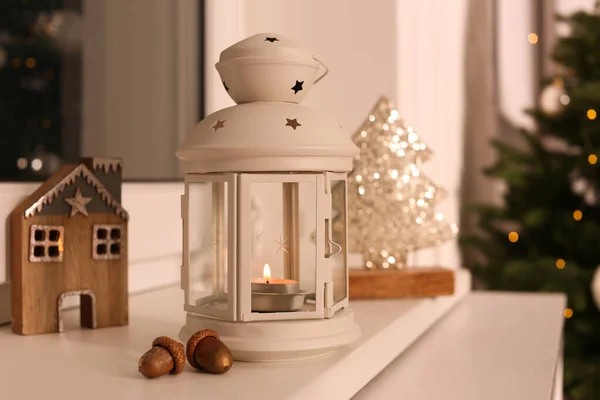 Lanterna Decorativa Natal Com Vela Acesa Peitoril Janela — Fotografia de Stock