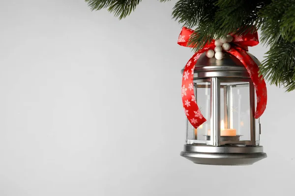 빈티지 크리스마스용 랜턴은 전나무 가지에 배경을 촛불을 원문을 — 스톡 사진