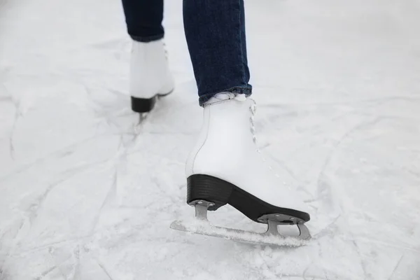 Mujer Patinando Largo Pista Hielo Aire Libre Primer Plano — Foto de Stock