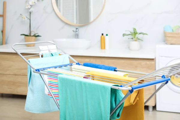 浴室の乾燥棚に掛かるきれいな洗濯 — ストック写真