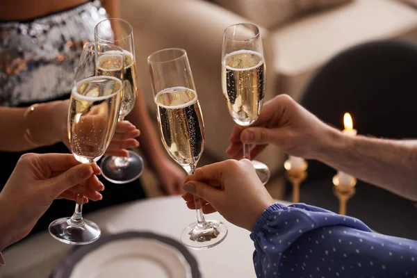 People Clinking Glasses Champagne Home Closeup — Stock Photo, Image