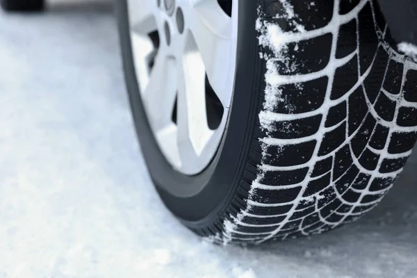 Αυτοκίνητο Χειμερινά Ελαστικά Χιονισμένο Δρόμο Closeup Άποψη — Φωτογραφία Αρχείου