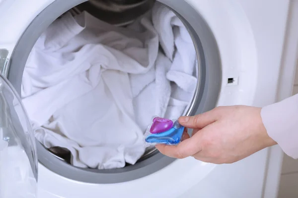 Kvinna Att Sätta Tvättmedel Kapsel Tvättmaskin Närbild — Stockfoto