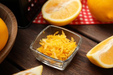 Izgara limon ve ahşap masada taze meyveler.