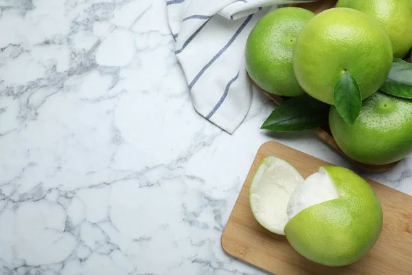 白い大理石のテーブルの上に新鮮な熟した甘い果物 フラットレイアウト テキストのスペース — ストック写真