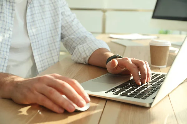 Freelancer Trabajando Computadora Portátil Mesa Interiores Primer Plano — Foto de Stock