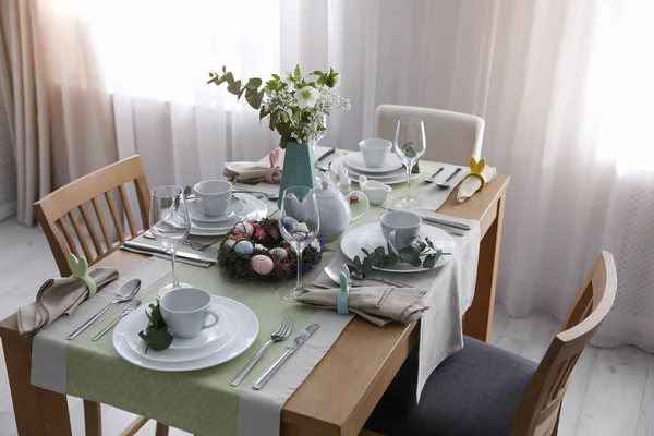 Güzel Paskalya sofrası dekorasyonu kapalı.