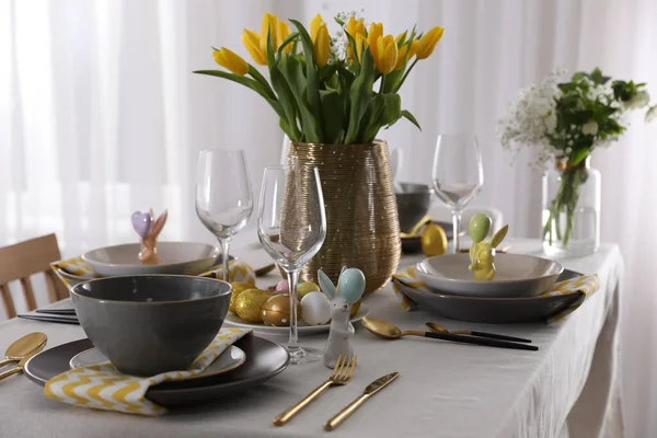Güzel Paskalya sofrası dekorasyonu kapalı.