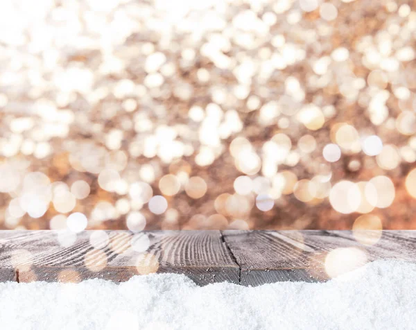 Dřevěný Povrch Hromadou Sněhu Rozmazané Vánoční Světla Pozadí Bokeh Efekt — Stock fotografie