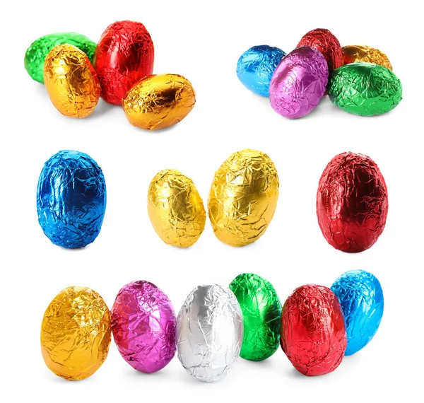 Beyaz arka planda parlak folyoya sarılı çikolatalı yumurtalar. 