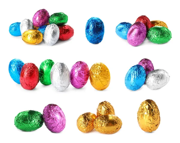 Beyaz arka planda parlak folyoya sarılı çikolatalı yumurtalar. 