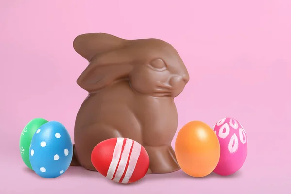 Çikolatalı Tavşan Pembe Arka Planda Paskalya Yumurtaları — Stok fotoğraf