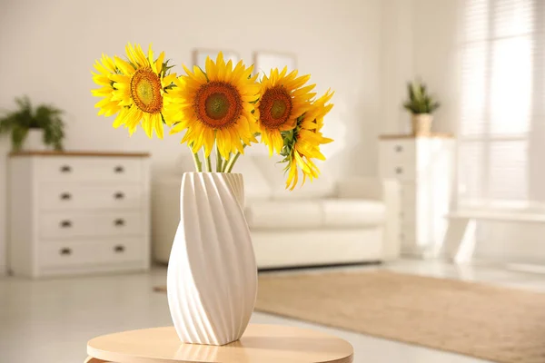 Bouquet Bunga Matahari Yang Indah Dalam Vas Meja Dalam Ruangan — Stok Foto