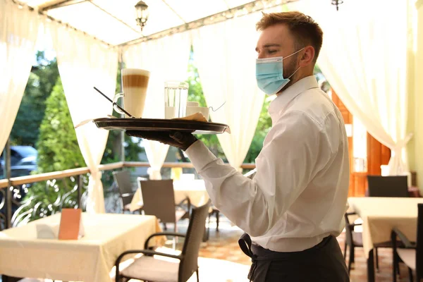 Servitören Serverar Drycker Restaurangen Catering Karantän För Coronavirus — Stockfoto