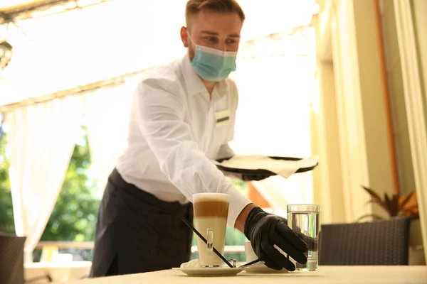 Cameriere Che Serve Bevande Nel Ristorante Catering Durante Quarantena Coronavirus — Foto Stock