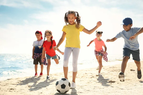 晴れた日にビーチでサッカーをしているかわいい子供たち サマーキャンプ — ストック写真