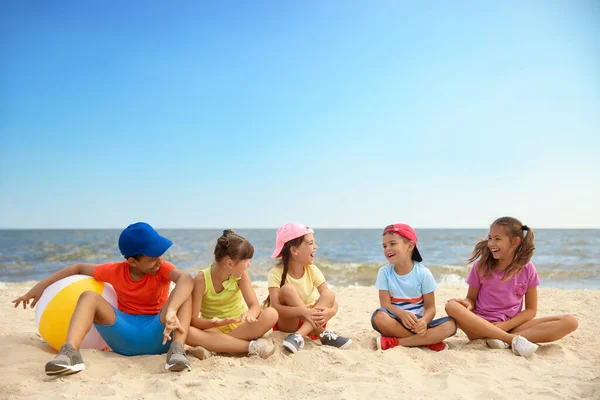 Group Children Sitting Sand Sea Beach Summer Camp — Stock Photo, Image