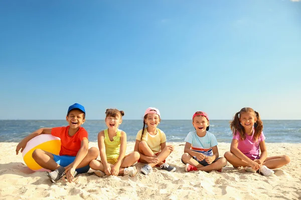 Glada Barn Som Sitter Sand Vid Havsstranden Sommarläger — Stockfoto