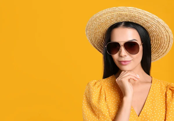 Hermosa Mujer Con Gafas Sol Sobre Fondo Amarillo Espacio Para — Foto de Stock