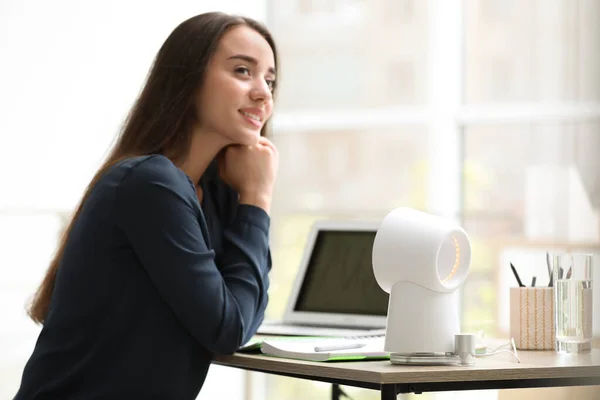 Giovane Donna Godendo Flusso Aria Ventilatore Portatile Sul Posto Lavoro — Foto Stock