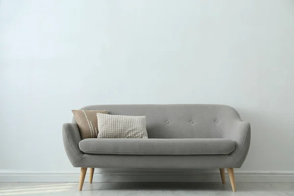 Graues Sofa Mit Kissen Der Nähe Der Weißen Wand Stilvollen — Stockfoto