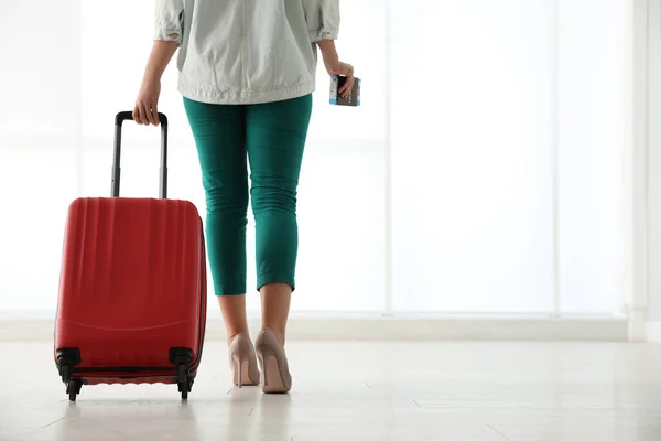 Mujer con maleta en el aeropuerto