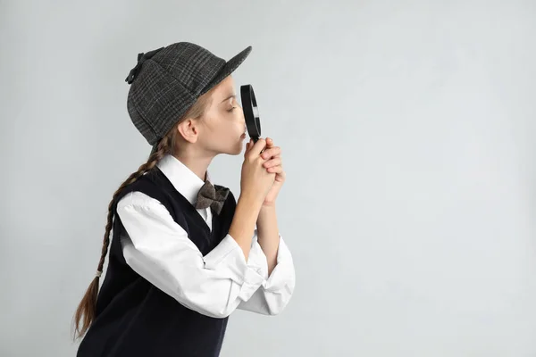 Lindo Detective Con Lupa Sobre Fondo Gris Espacio Para Texto —  Fotos de Stock