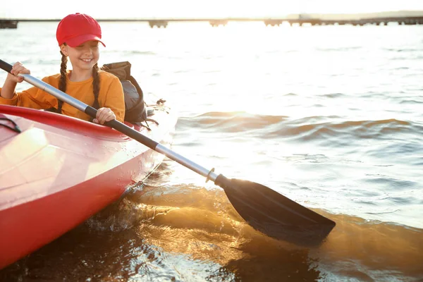 Chica Feliz Kayak Río Actividad Campamento Verano — Foto de Stock