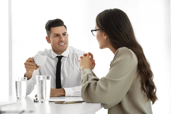 Funcionários Escritório Conversando Mesa Durante Reunião — Fotografia de Stock