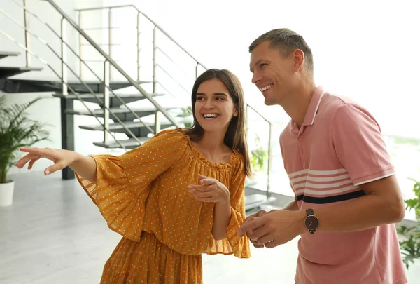 Mann Und Frau Unterhalten Sich Saal — Stockfoto