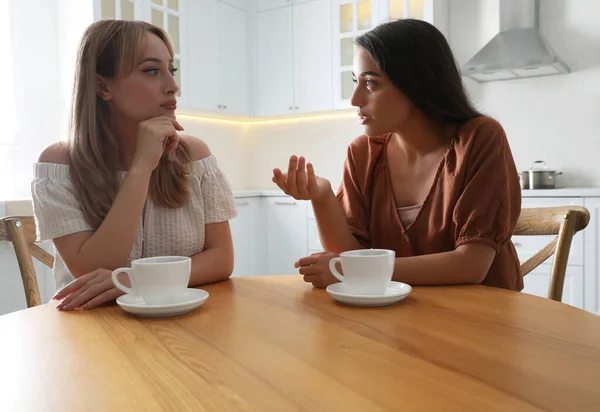 Jovens Mulheres Conversando Enquanto Bebem Chá Mesa Cozinha — Fotografia de Stock