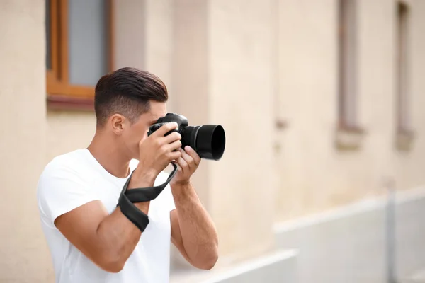 Photographe Prenant Une Photo Avec Appareil Photo Professionnel Sur Rue — Photo