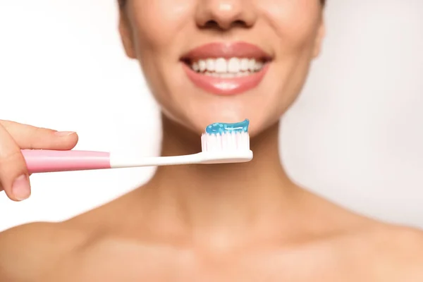 Mulher Segurando Escova Dentes Com Pasta Fundo Claro Close — Fotografia de Stock